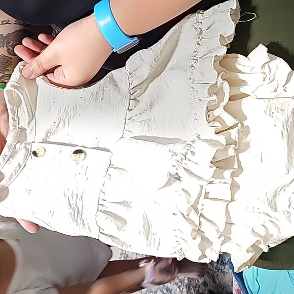 This set of clothes is 0-3 months for a little girl. - Picture 1 of 16